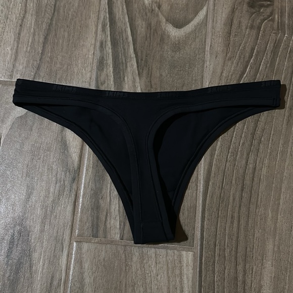 NWT Skims Cotton Logo Dipped Thong in Black - Picture 3 of 4